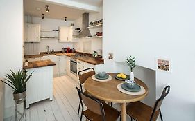 Charming 2-Bed Flat In The Heart Of Nottinghill - Steps From Portobello Rd Market And Nottinghill Bookshop